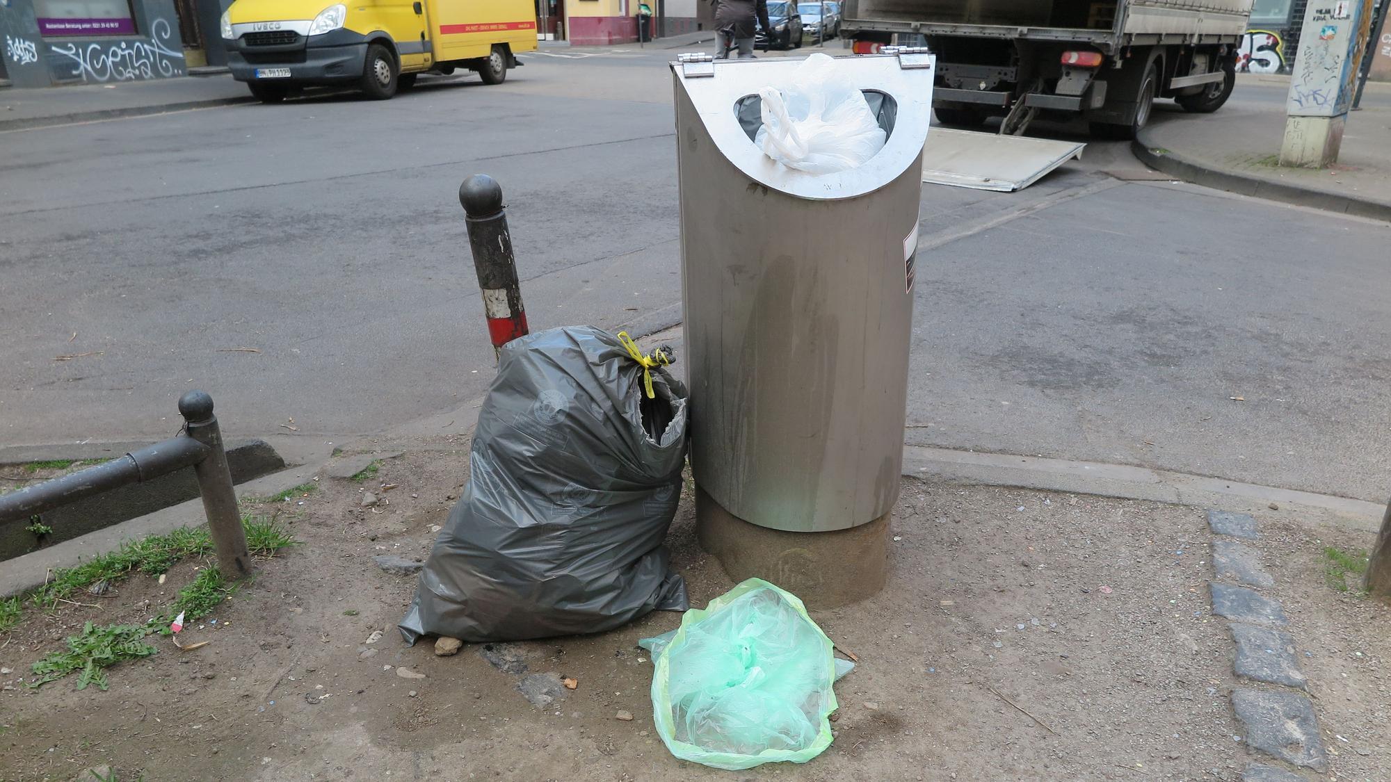 Das Bild zeigt nicht abgeholten Müll auf der Alteburger Straße.