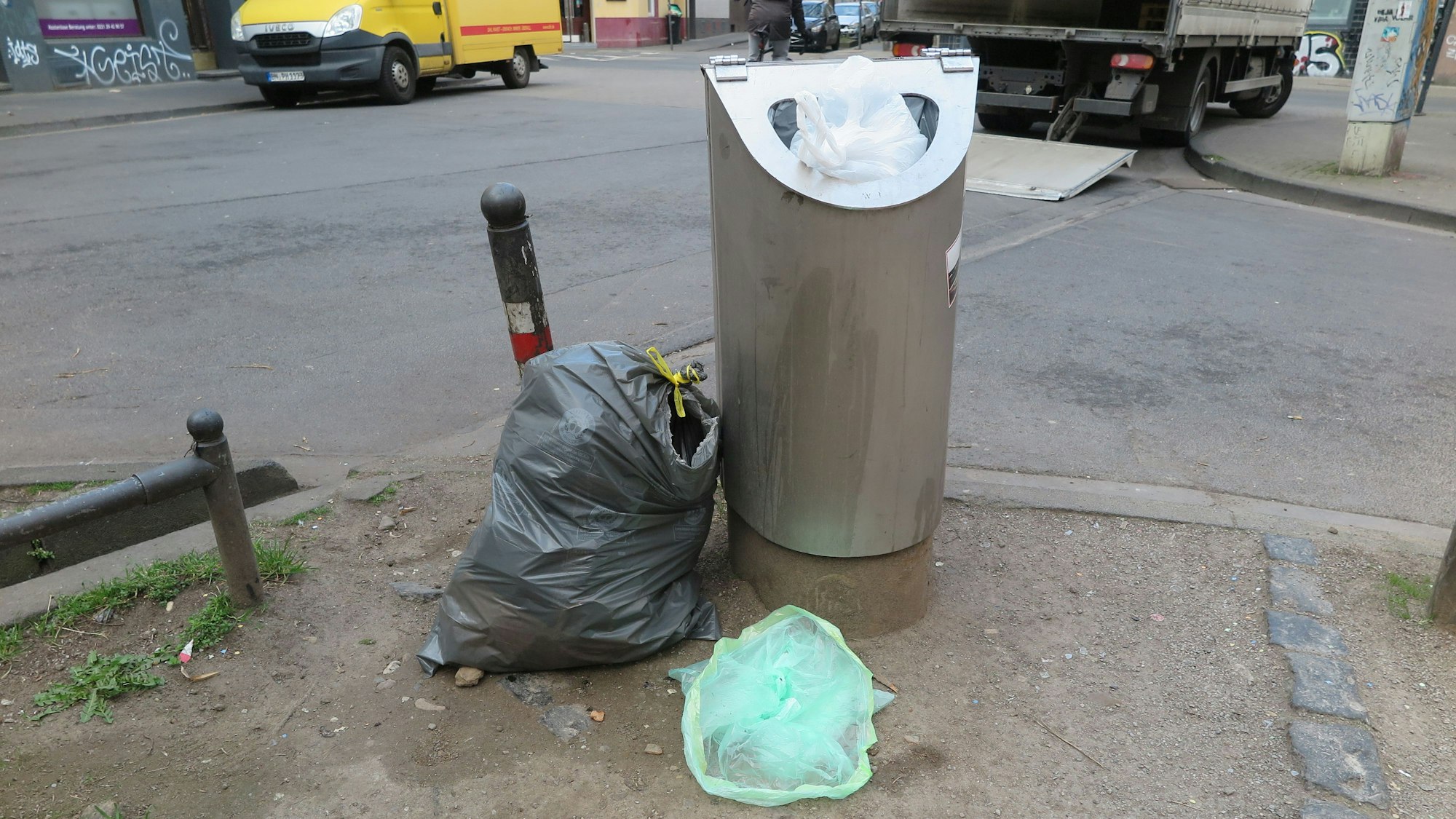 Das Bild zeigt nicht abgeholten Müll auf der Alteburger Straße.
