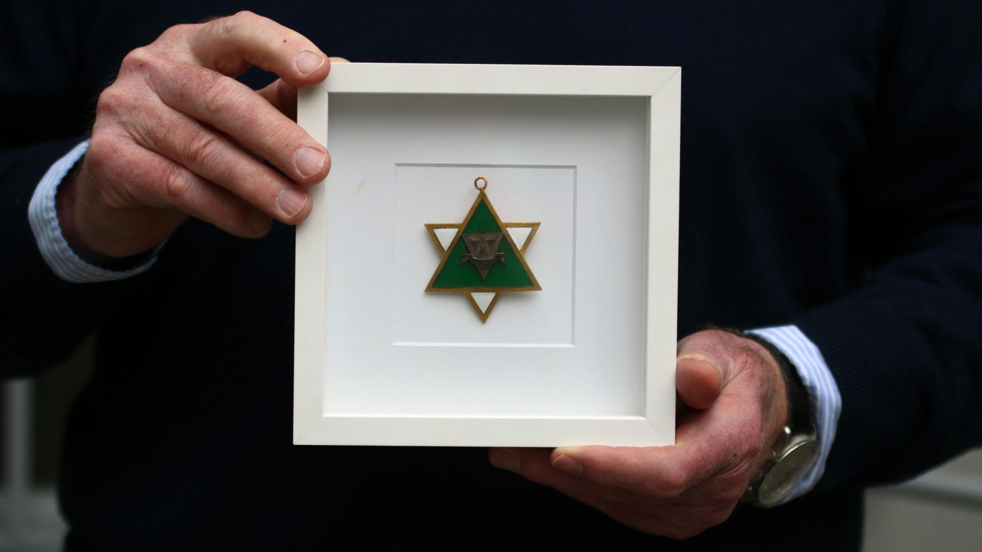 Nahaufnahme des Karnevalsordens des jüdischen Vereins „Kleiner Kölner Klub“.