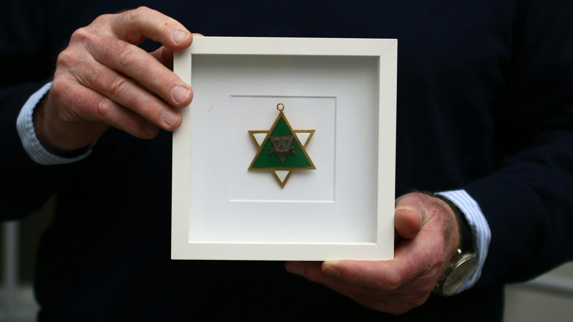 Nahaufnahme des Karnevalsordens des jüdischen Vereins „Kleiner Kölner Klub“.