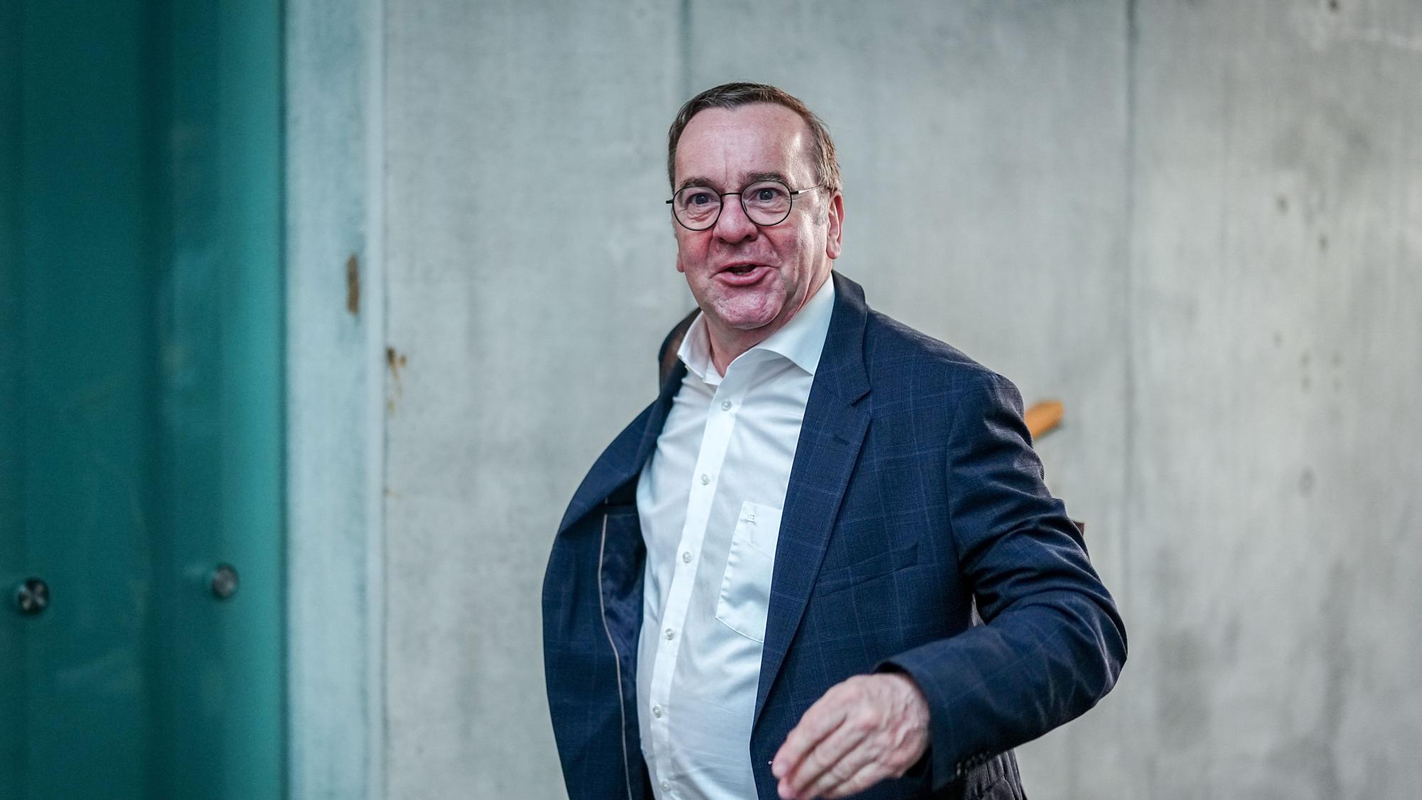 Hier kommt Boris Pistorius (SPD), Bundesminister der Verteidigung, kommt zu den Sondierungsgesprächen von Union und SPD.
