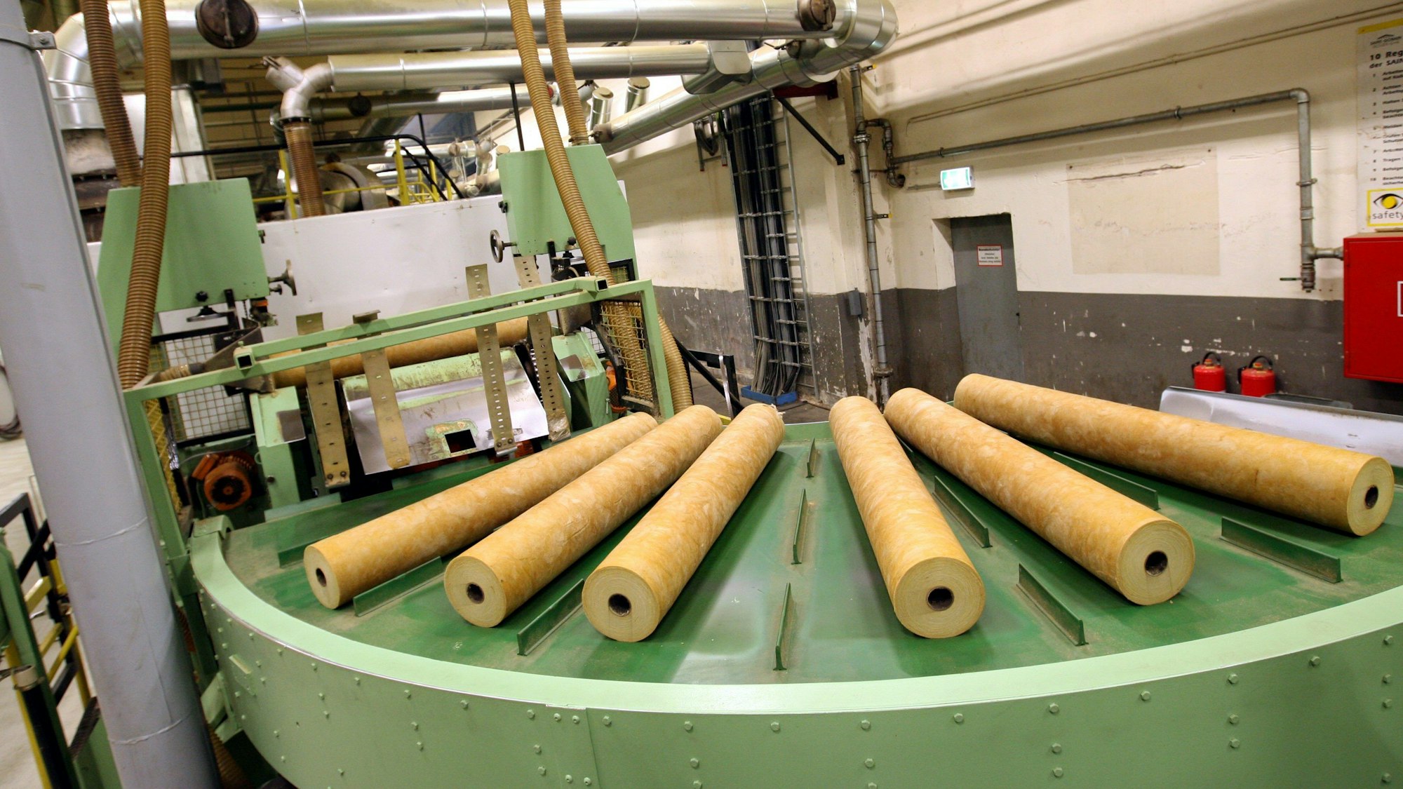 Rohrschalen aus Ultimate laufen über ein Fließband.