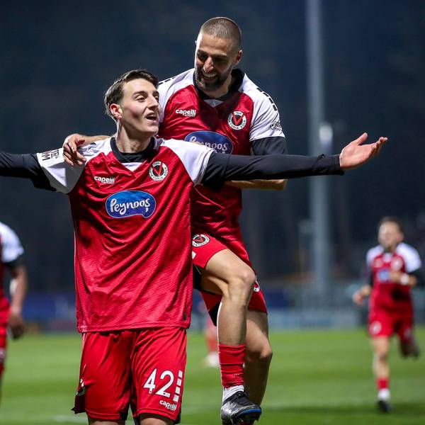 Zwei Fußballspieler jubeln gemeinsam über ein Tor.
