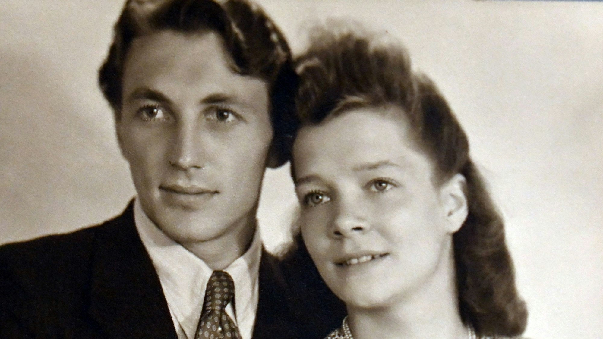 Nach seiner Kriegsgefangenschaft lernt Schneider seine Frau kennen.