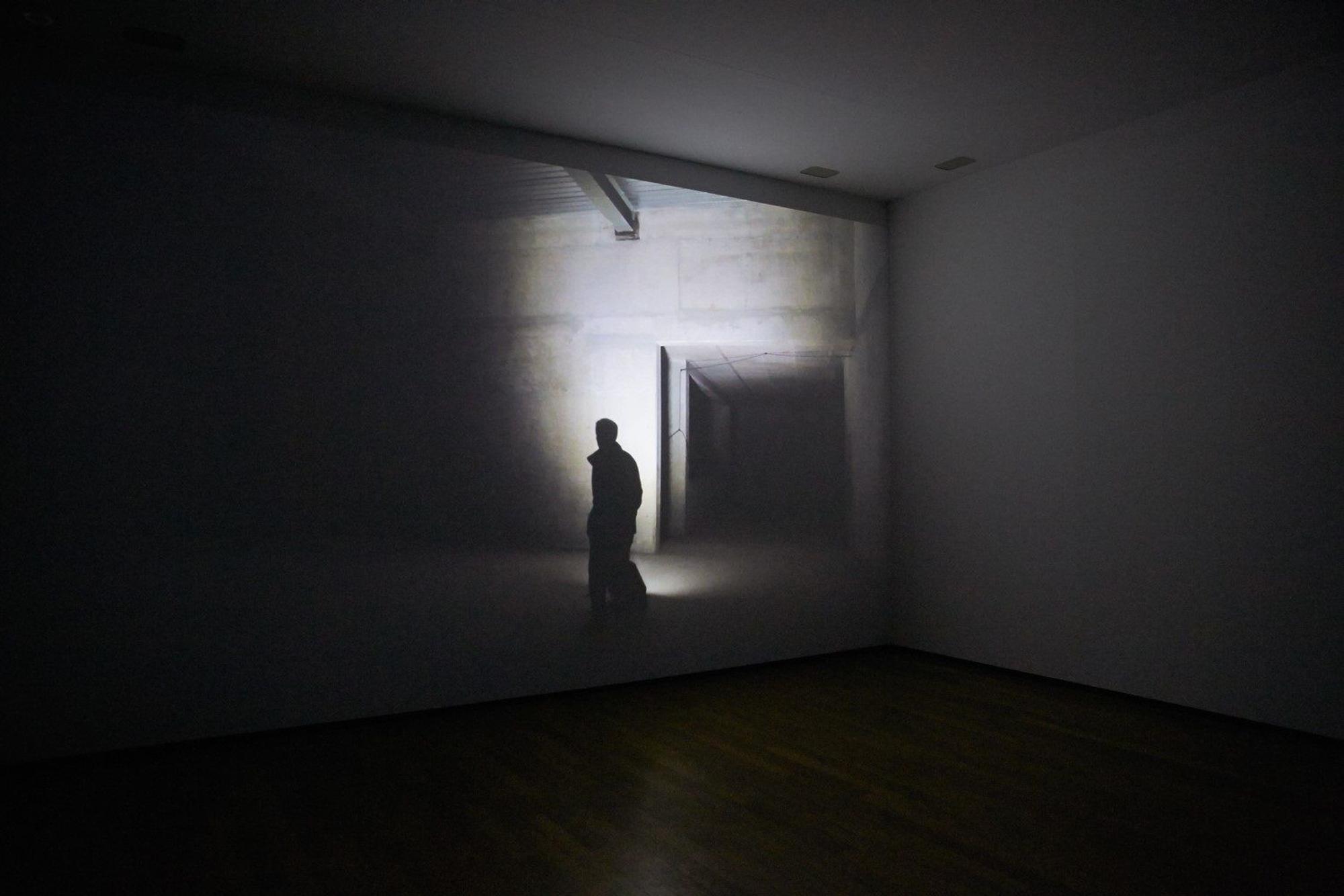 „durchgehend“: eine Videoinstallation von 2015 mit zwei synchronisierten Projektionen und Ton. (Ansicht aus der Modernen Galerie, Saarlandmuseum)