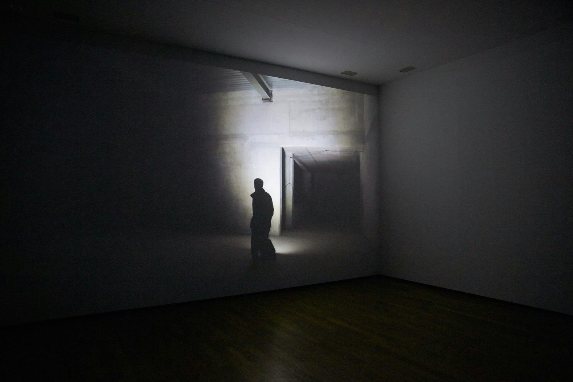 „durchgehend“: eine Videoinstallation von 2015 mit zwei synchronisierten Projektionen und Ton. (Ansicht aus der Modernen Galerie, Saarlandmuseum)