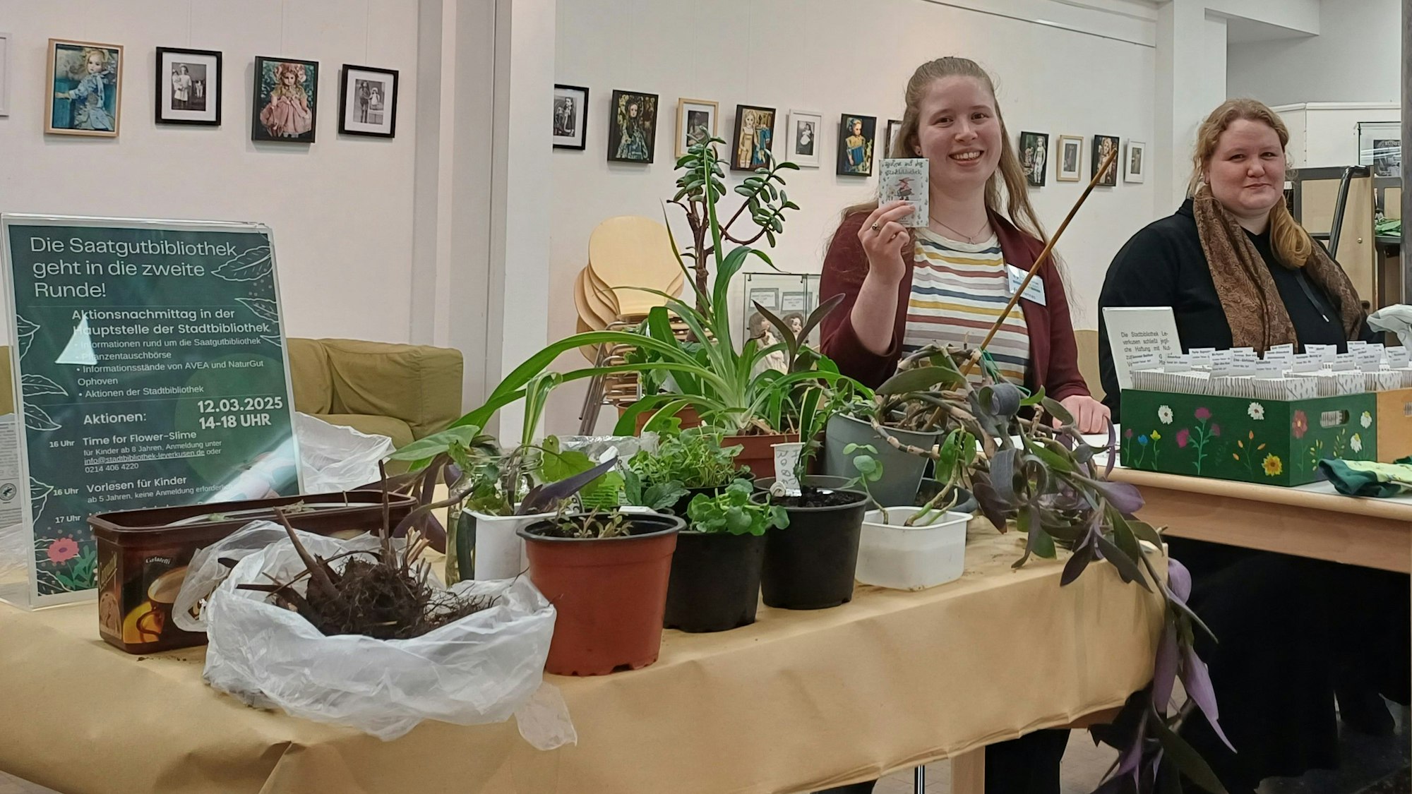 Zwei Frauen stehen in der Saatgutbibliothek der Stadt Leverkusen.