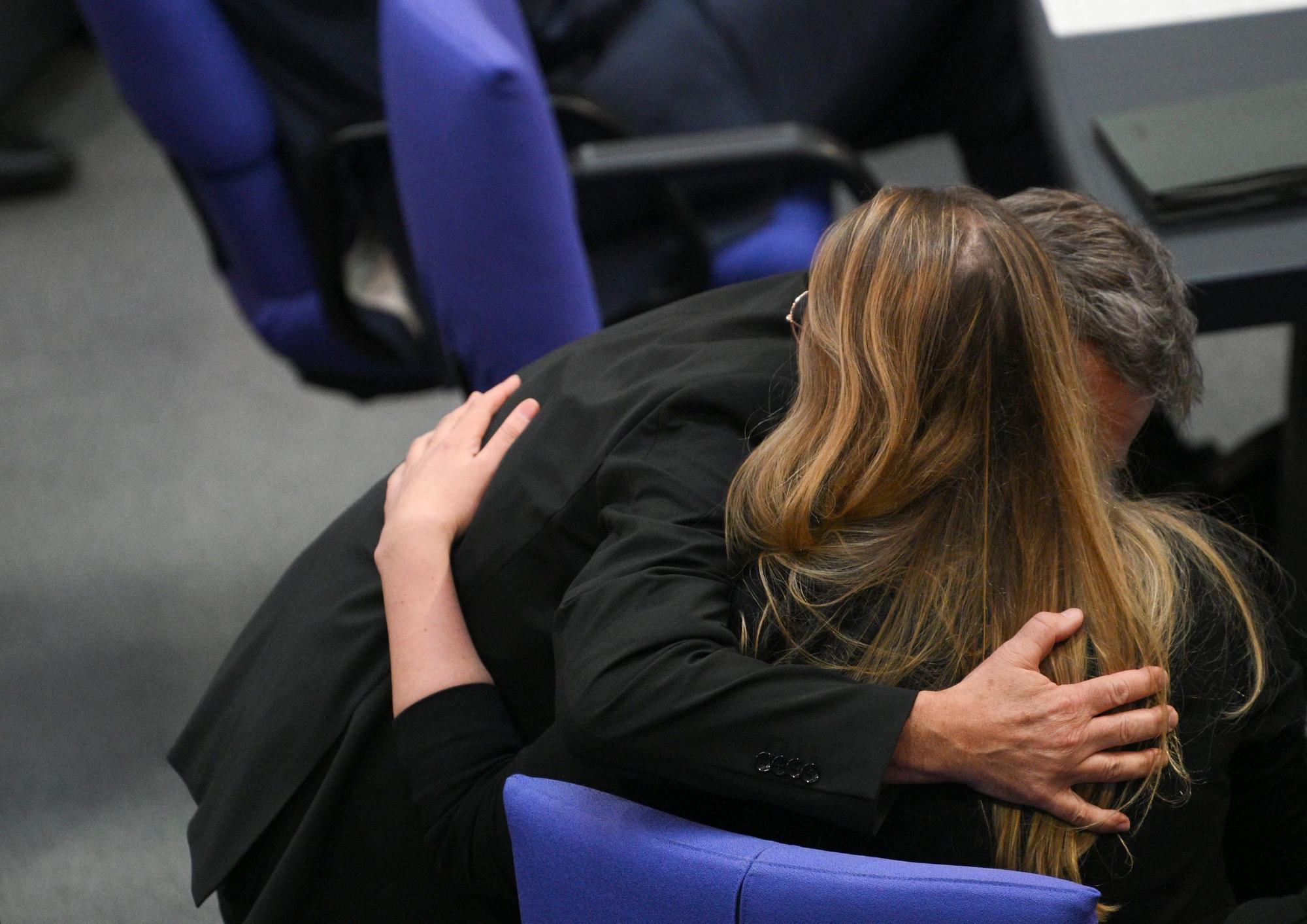 Wirtschaftsminister Robert Habeck nahm die Katharina Dröge nach ihrem Beitrag im Bundestag herzlich in den Arm.