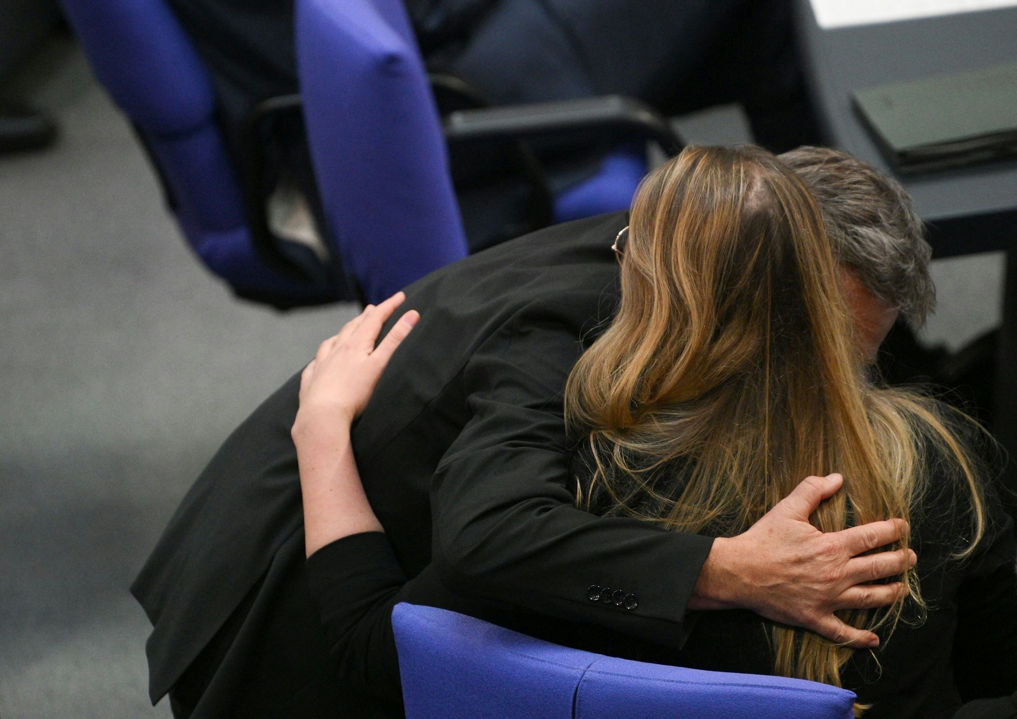 Wirtschaftsminister Robert Habeck nahm die Katharina Dröge nach ihrem Beitrag im Bundestag herzlich in den Arm.