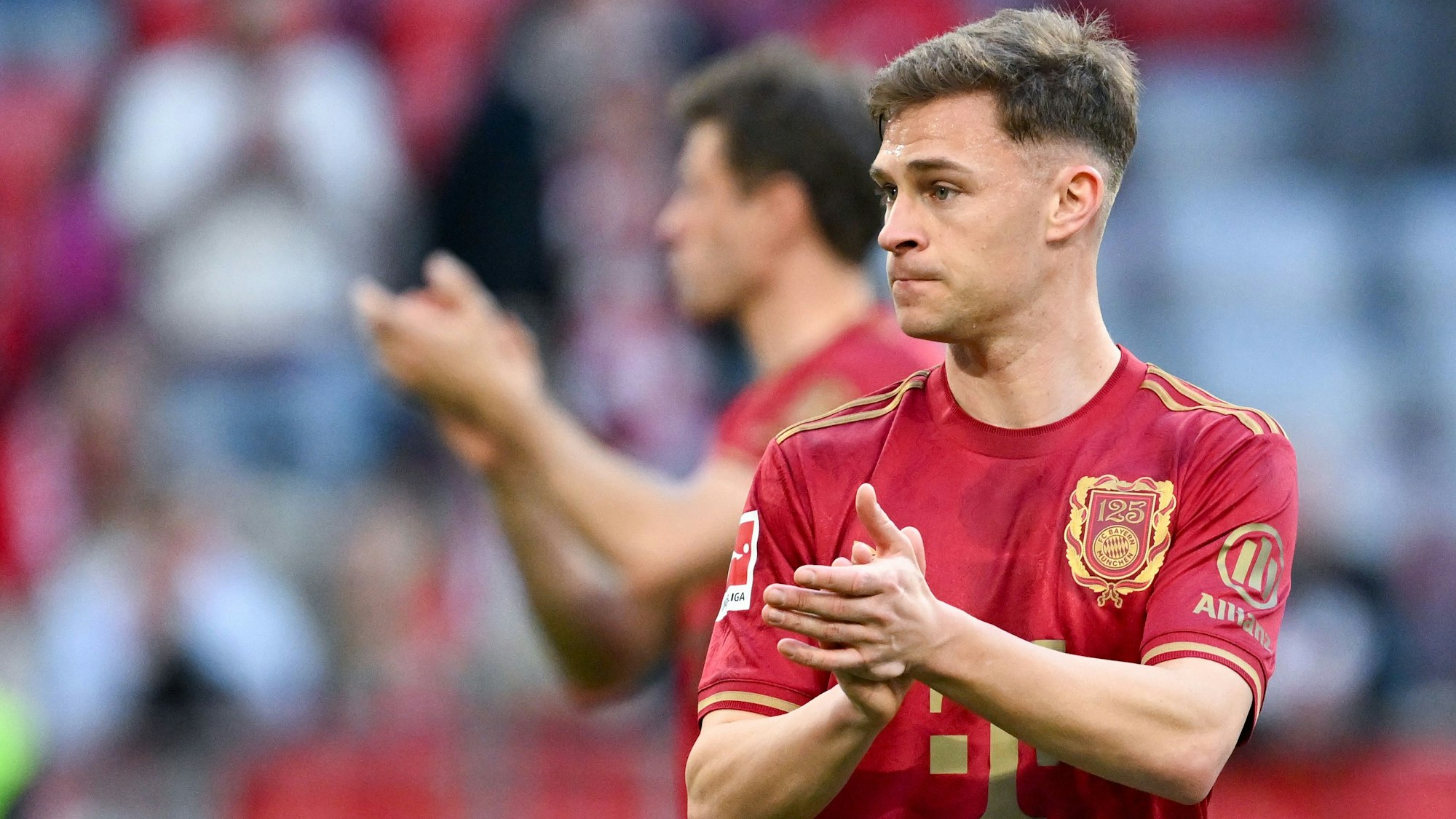 ARCHIV - 08.03.2025, Bayern, München: Fußball: Bundesliga, Bayern München - VfL Bochum, 25. Spieltag in der Allianz Arena. Joshua Kimmich von München steht nach dem Spiel auf dem Platz.