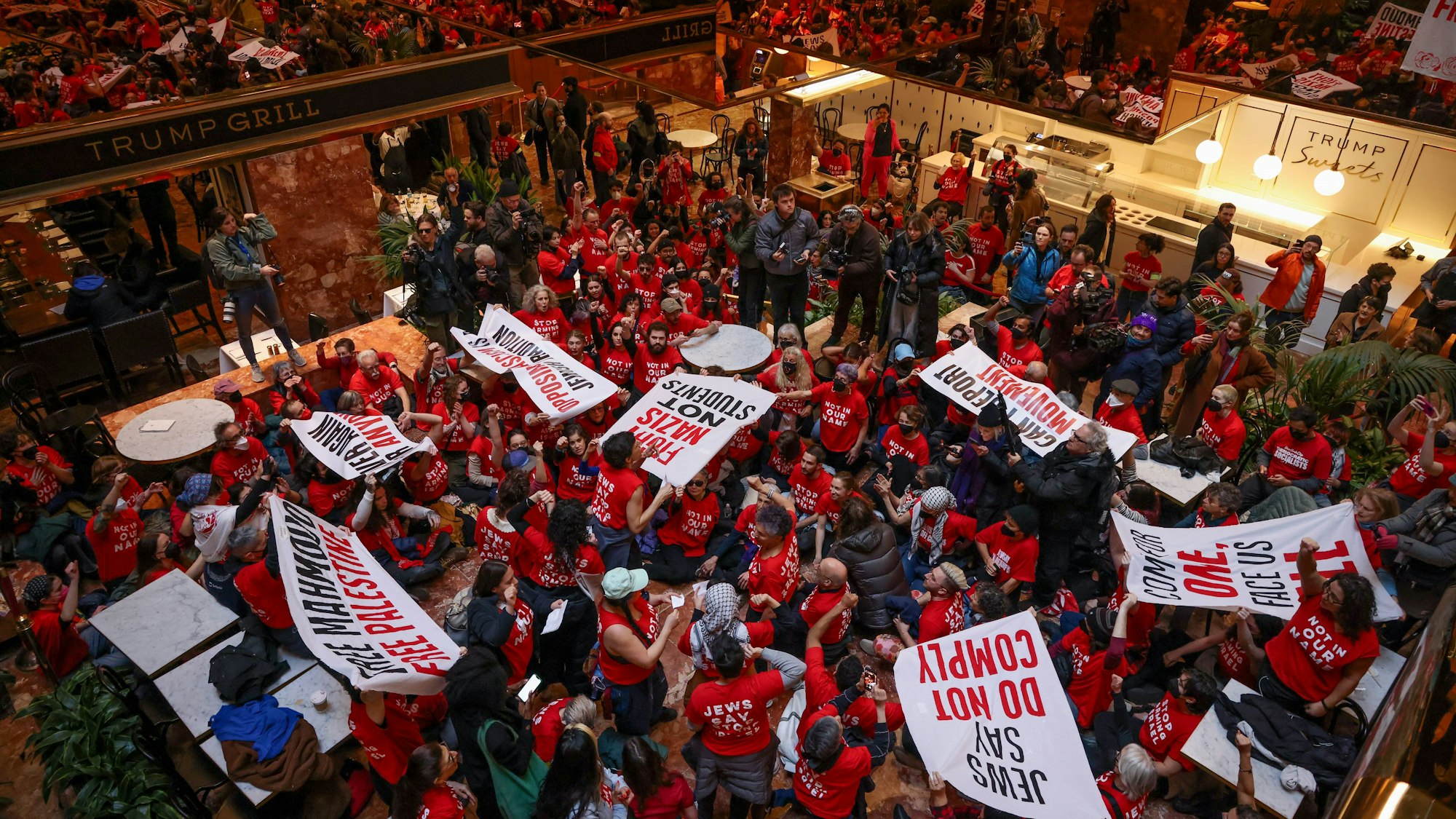 Demonstranten der Gruppe „Jüdische Stimme für den Frieden“ protestieren in New York im Trump Tower zur Unterstützung des Columbia-Studenten Chalil.