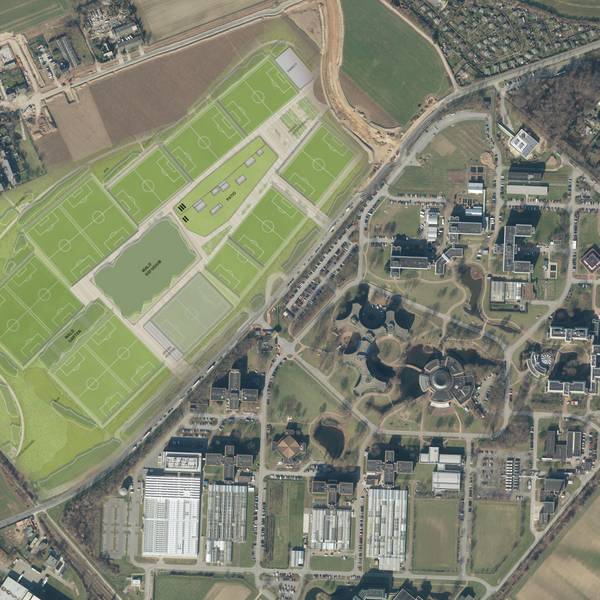 So könnte das Bayer-04-Profitrainingszentrum gebaut werden. Links liegt Monheim, rechts Bayer Crop Science