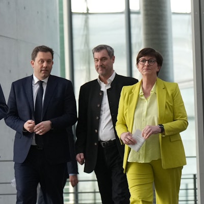 Auf dem Bild zu sehen Friedrich Merz, Unions-Kanzlerkandidat und CDU Bundesvorsitzender, Lars Klingbeil, SPD-Bundesvorsitzender und SPD Fraktionsvorsitzender, Markus Söder, (CSU), Ministerpräsident von Bayern und CSU Vorsitzender, sowie Saskia Esken, SPD-Bundesvorsitzende, die, Koalitionsverhandlungen zu einer Regierungsbildung, leiten. Foto: Michael Kappeler/dpa