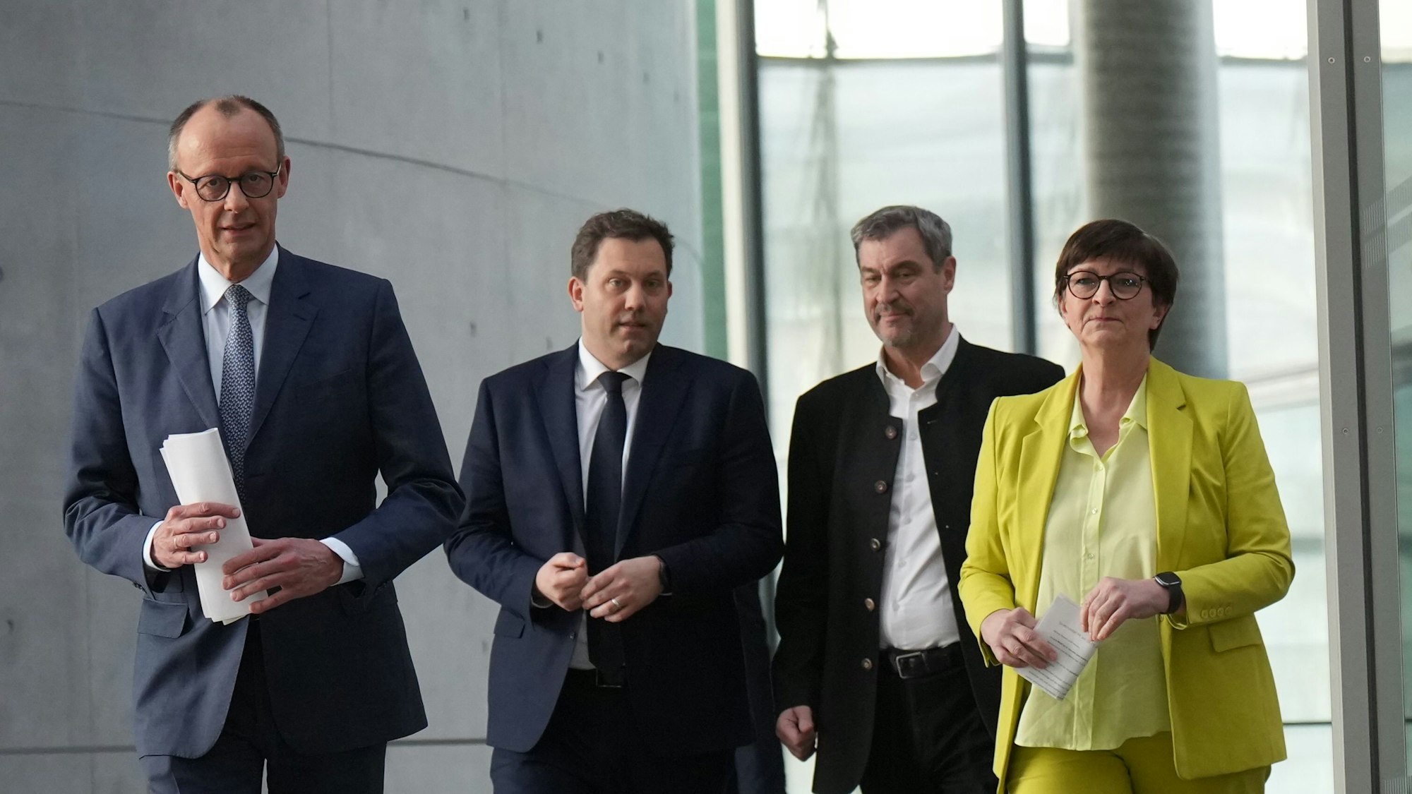 Auf dem Bild zu sehen Friedrich Merz, Unions-Kanzlerkandidat und CDU Bundesvorsitzender, Lars Klingbeil, SPD-Bundesvorsitzender und SPD Fraktionsvorsitzender, Markus Söder, (CSU), Ministerpräsident von Bayern und CSU Vorsitzender, sowie Saskia Esken, SPD-Bundesvorsitzende, die, Koalitionsverhandlungen zu einer Regierungsbildung, leiten. Foto: Michael Kappeler/dpa