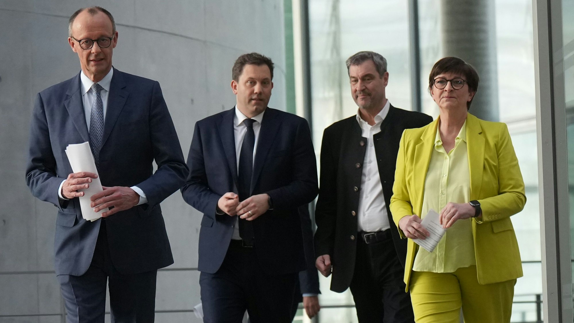 ARCHIV - 08.03.2025, Berlin: Friedrich Merz, Unions-Kanzlerkandidat und CDU Bundesvorsitzender, Lars Klingbeil, SPD-Bundesvorsitzender und SPD Fraktionsvorsitzender, Markus Söder, (CSU), Ministerpräsident von Bayern und CSU Vorsitzender, sowie Saskia Esken, SPD-Bundesvorsitzende, nehmen an einer Pressekonferenz nach den Sondierungsgesprächen von Union und SPD im Bundestag teil. CDU, CSU und SPD sondierten ob Koalitionsverhandlungen zu einer Regierungsbildung nach der Bundestagswahl aufgenommen werden können. (zu dpa: «Selfie-Verbot: Strenge Vorgaben für Koalitionsverhandlungen») Foto: Michael Kappeler/dpa +++ dpa-Bildfunk +++