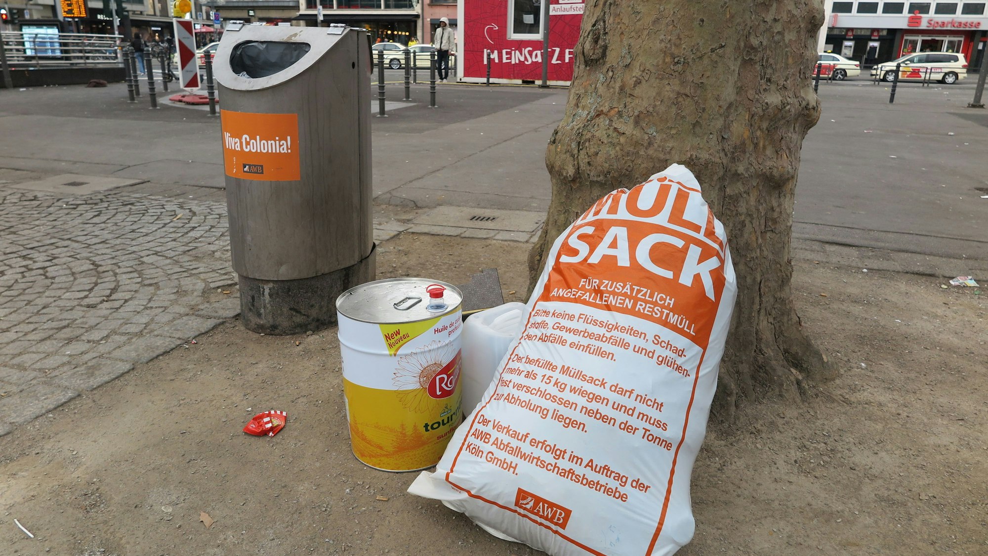 Das Bild zeigt einen nicht abgeholten Müllsack auf dem Neumarkt.