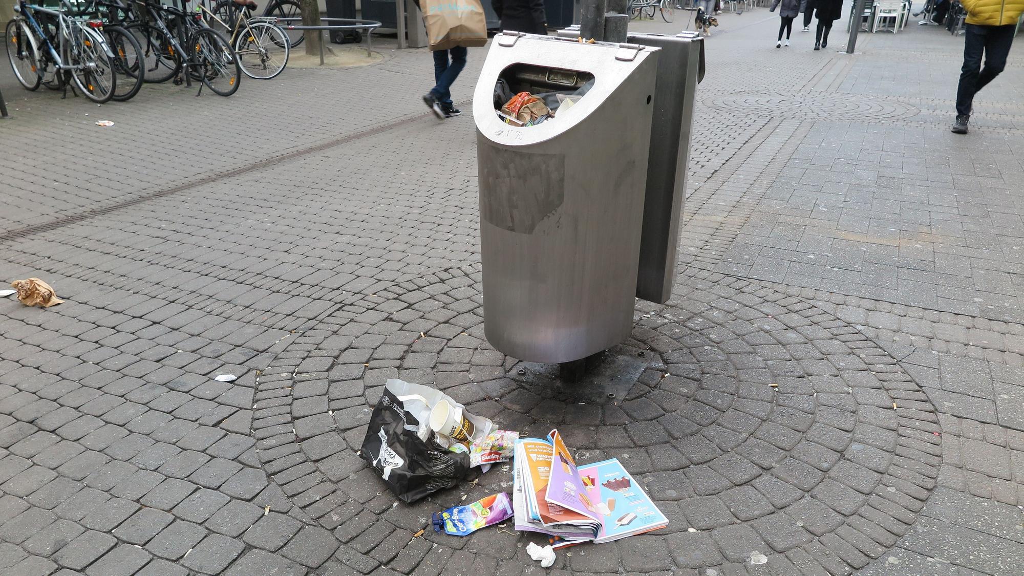 Das Bild zeigt einen Mülleimer in der Schildergasse.