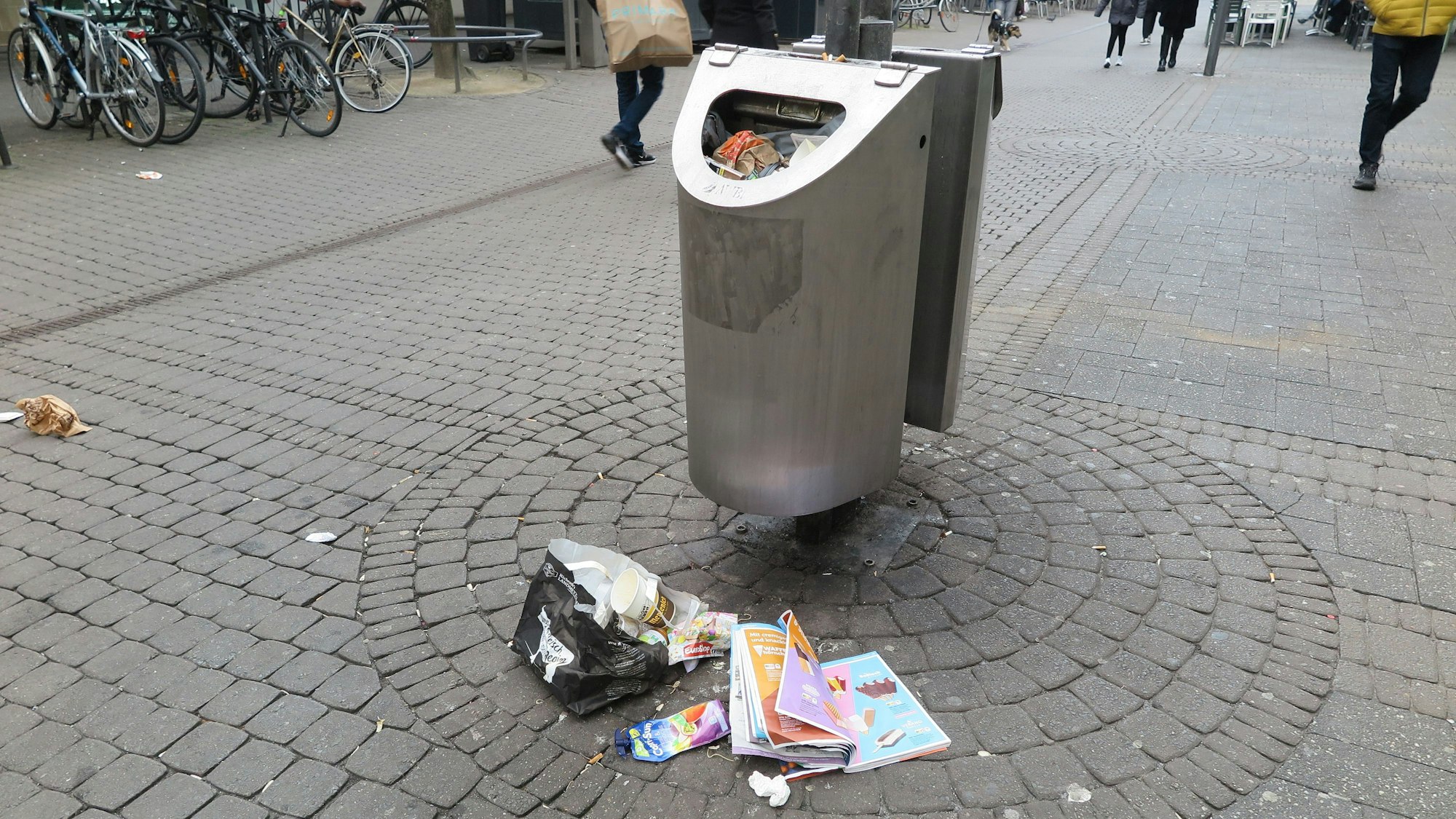 Das Bild zeigt einen Mülleimer in der Schildergasse.
