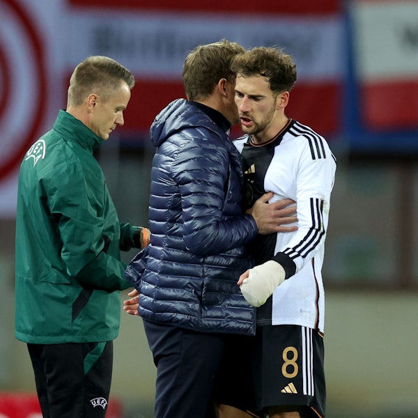 ARCHIV - 22.11.2023, Österreich, Wien: Fußball: Länderspiele, Österreich - Deutschland, Ernst-Happel-Stadion. Deutschlands Bundestrainer Julian Nagelsmann (M) bedankt sich beim ausgewechselten Leon Goretzka.