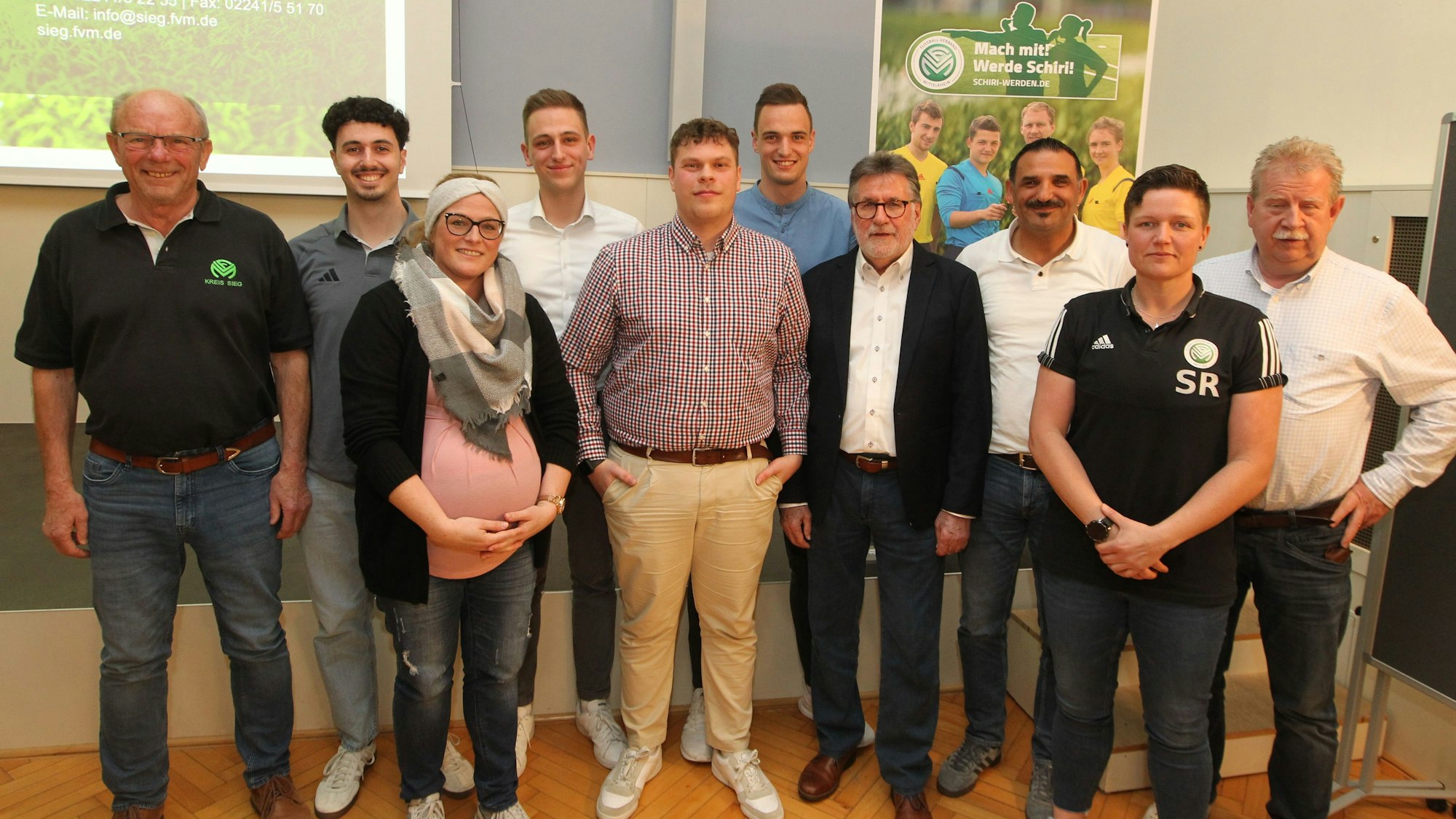 Der neue Ausschuss mit (v.l.): Hans Kudrass, Domenico Garofalo, Romina Holschbach, Justus Kaltenbach, Philipp Dahmann, Tobias Esch, Günter Gertmann, Erkan Zorlu und Daniela Nohl mit dem Kreisvorsitzenden Guido Fuchs.