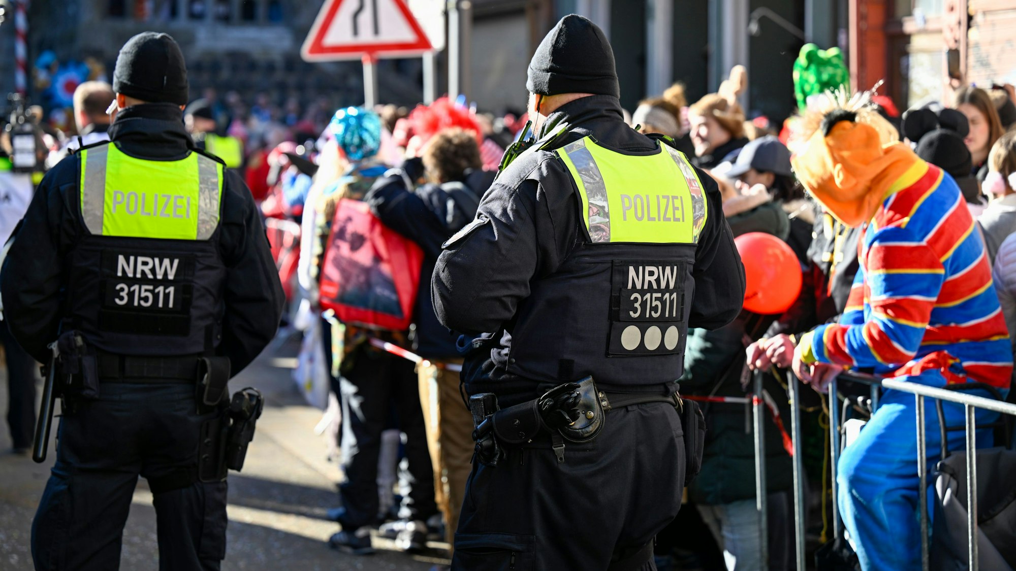 03.03.2025, Köln: Die Polizei steht bereit. Der Rosenmontagszug zieht durch die Severinstraße. Die Jecken feiern am Rosenmontag den Karneval bei bestem Wetter und schönstem Sonnenschein. Foto: Uwe Weiser