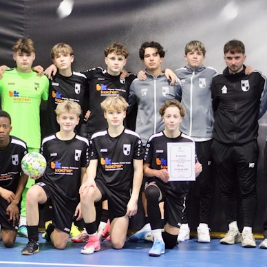 Gruppenbild einer U-15-Fußballmannschaft