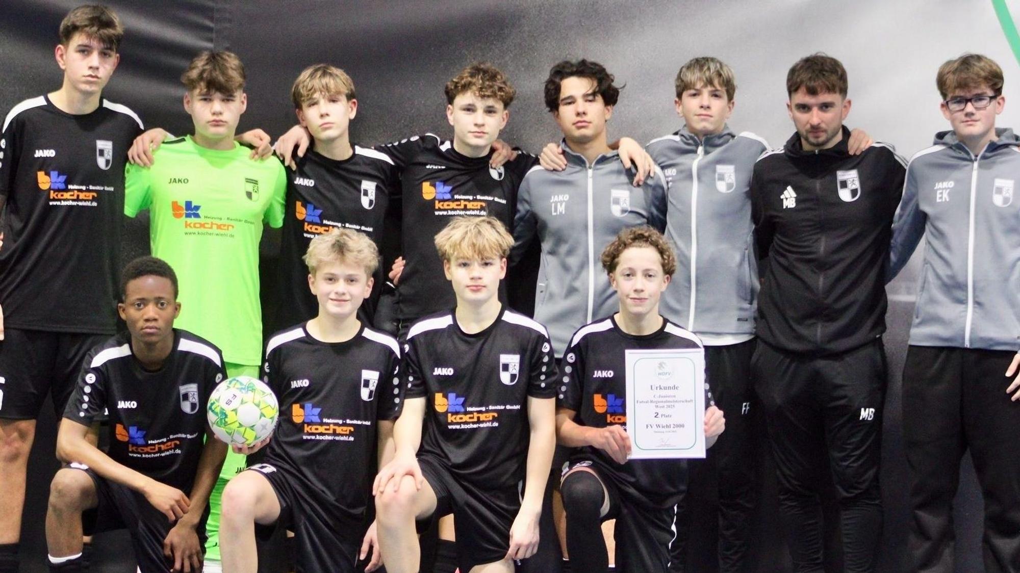 Gruppenbild einer U-15-Fußballmannschaft