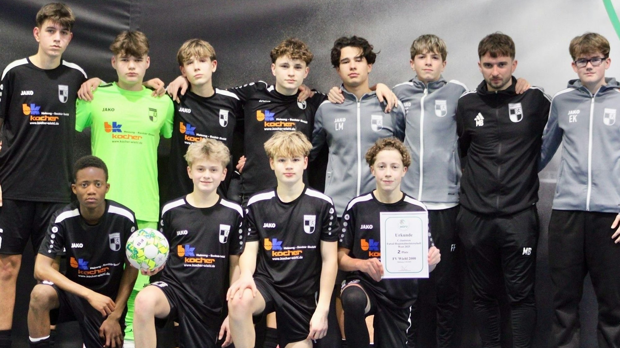 Gruppenbild einer U-15-Fußballmannschaft
