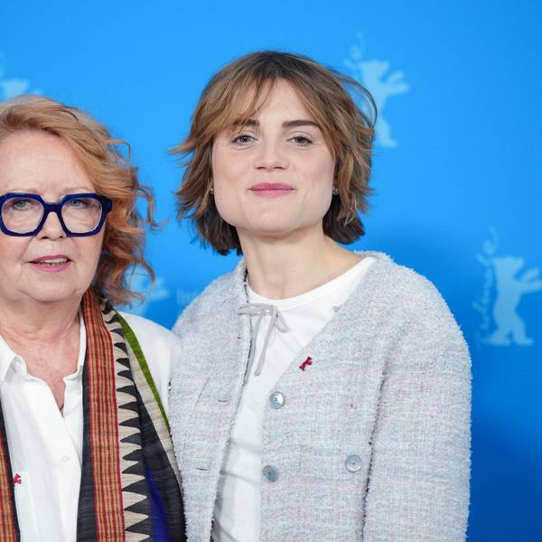 15.02.2025, Berlin: Die Schauspielerin Mala Emde (r) und Musikproduzentin Vera Brandes (l) stehen beim Photocall zum Film "Köln 75" vor der blauen Wand.