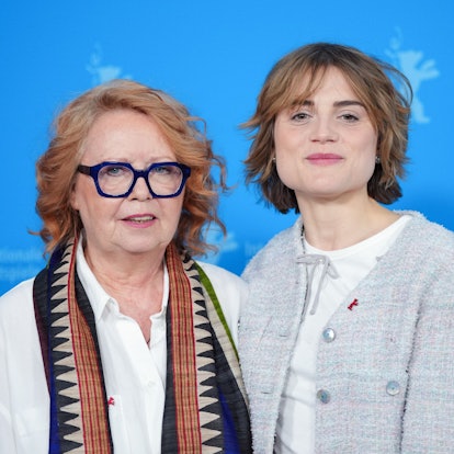 15.02.2025, Berlin: Die Schauspielerin Mala Emde (r) und Musikproduzentin Vera Brandes (l) stehen beim Photocall zum Film "Köln 75" vor der blauen Wand.