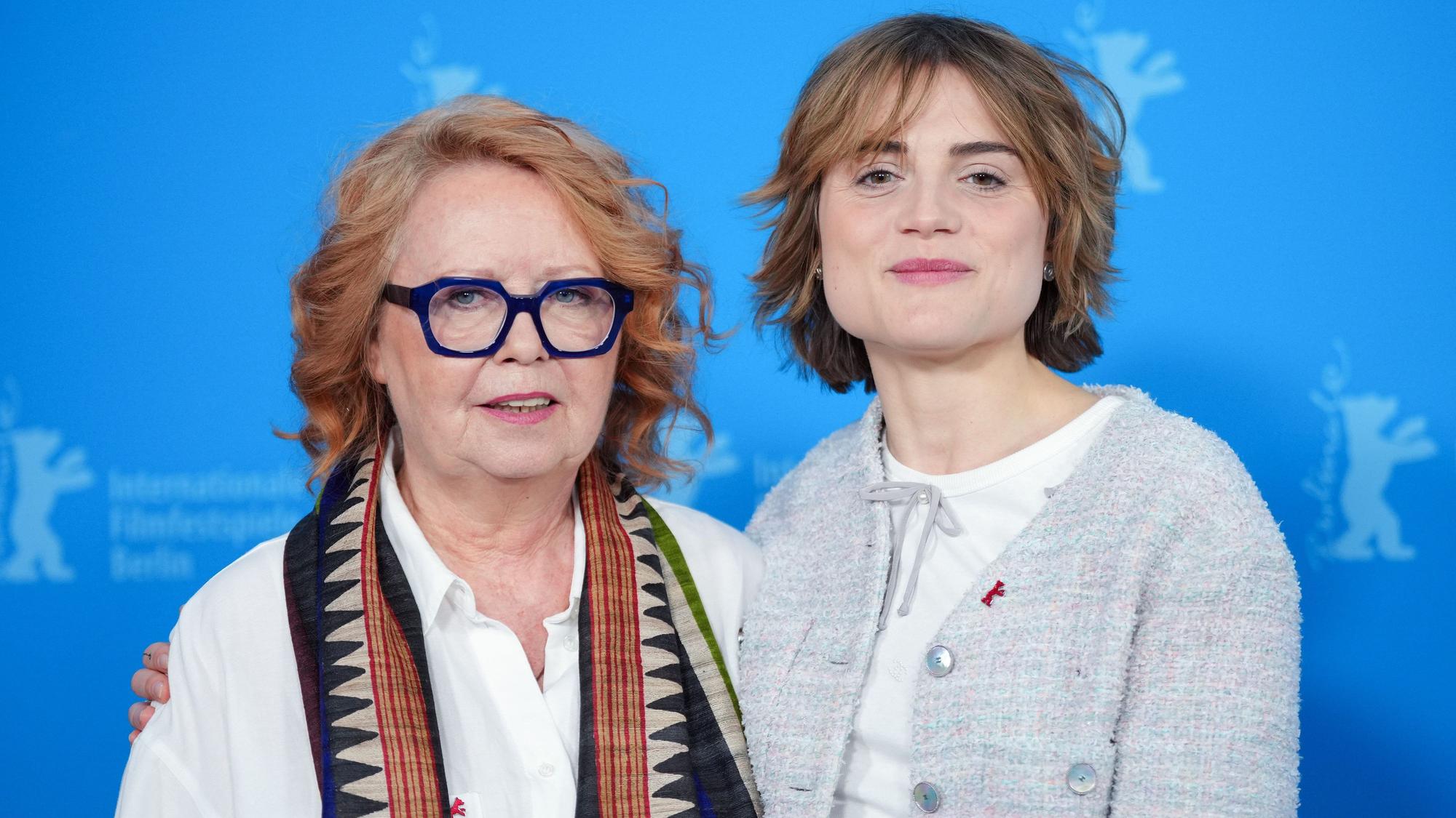 15.02.2025, Berlin: Die Schauspielerin Mala Emde (r) und Musikproduzentin Vera Brandes (l) stehen beim Photocall zum Film "Köln 75" vor der blauen Wand. Der Film läuft in der Sektion "Berlinale Special Gala". Die 75. Internationalen Filmfestspiele Berlin finden vom 13. bis 23. Februar 2025 statt. Foto: Soeren Stache/dpa +++ dpa-Bildfunk +++