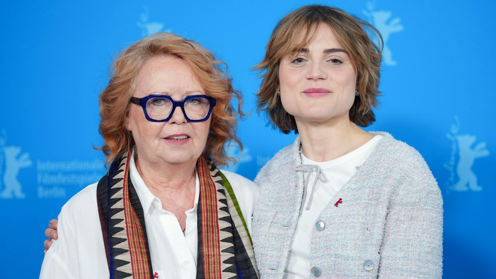 15.02.2025, Berlin: Die Schauspielerin Mala Emde (r) und Musikproduzentin Vera Brandes (l) stehen beim Photocall zum Film "Köln 75" vor der blauen Wand. Der Film läuft in der Sektion "Berlinale Special Gala". Die 75. Internationalen Filmfestspiele Berlin finden vom 13. bis 23. Februar 2025 statt. Foto: Soeren Stache/dpa +++ dpa-Bildfunk +++