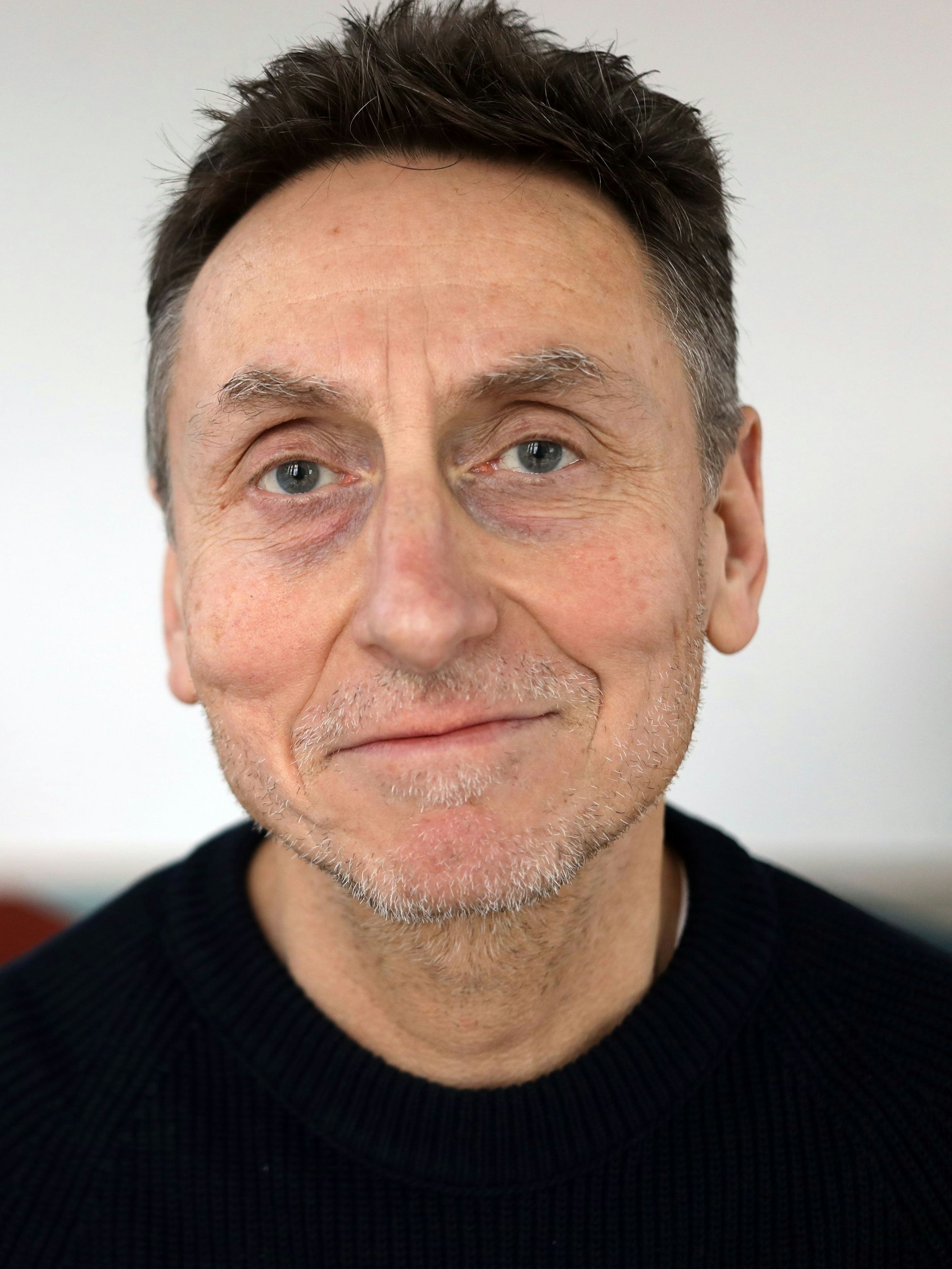 „Bisschen Gaga ist es schon!“, sagt unser Autor Detlef Schmalenberg. Er zählt heimlich Stühle und Personen, um sie in zwei gleiche Teile aufzuteilen.