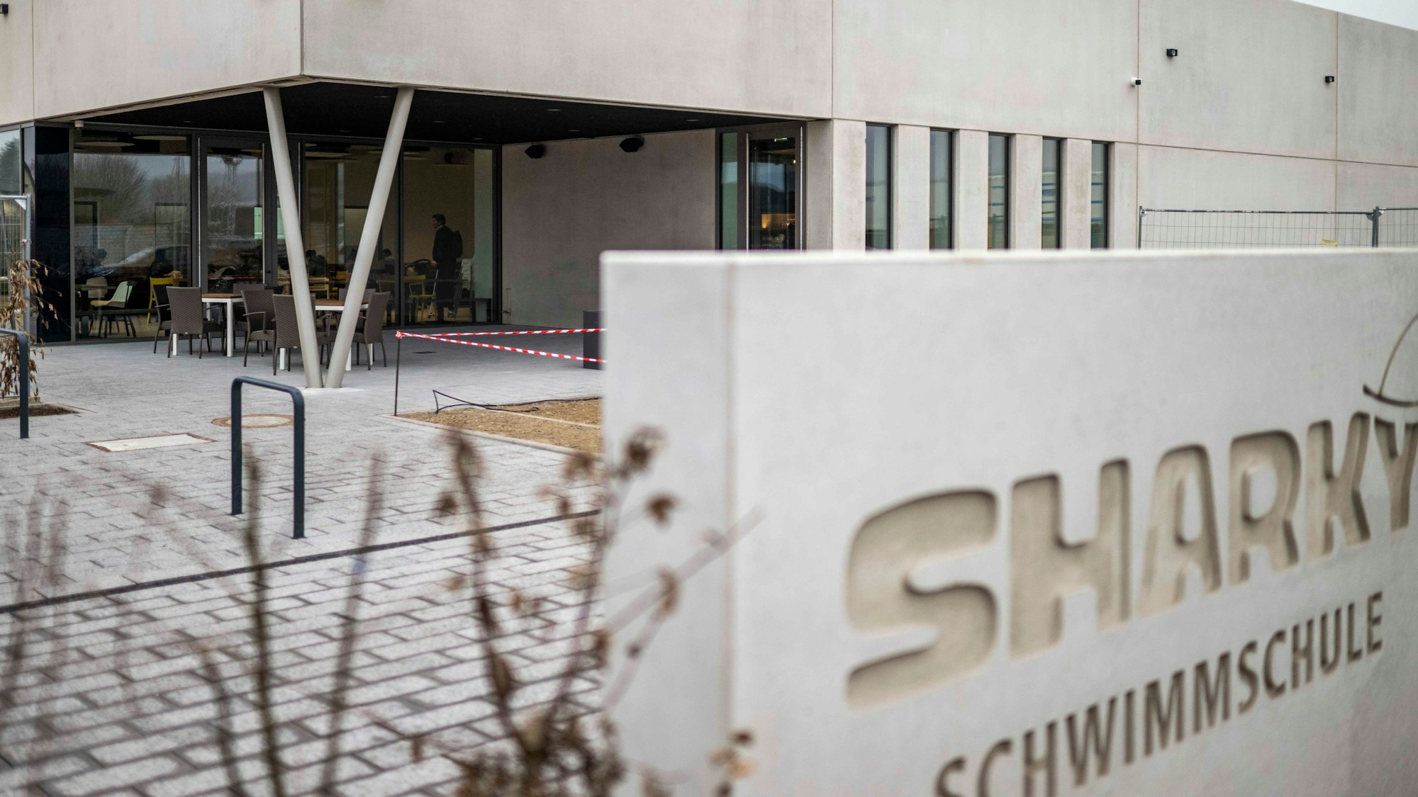 Aus hellem Beton ist die Fassade der Sharky-Schwimmschule in Weilerswist gestaltet.