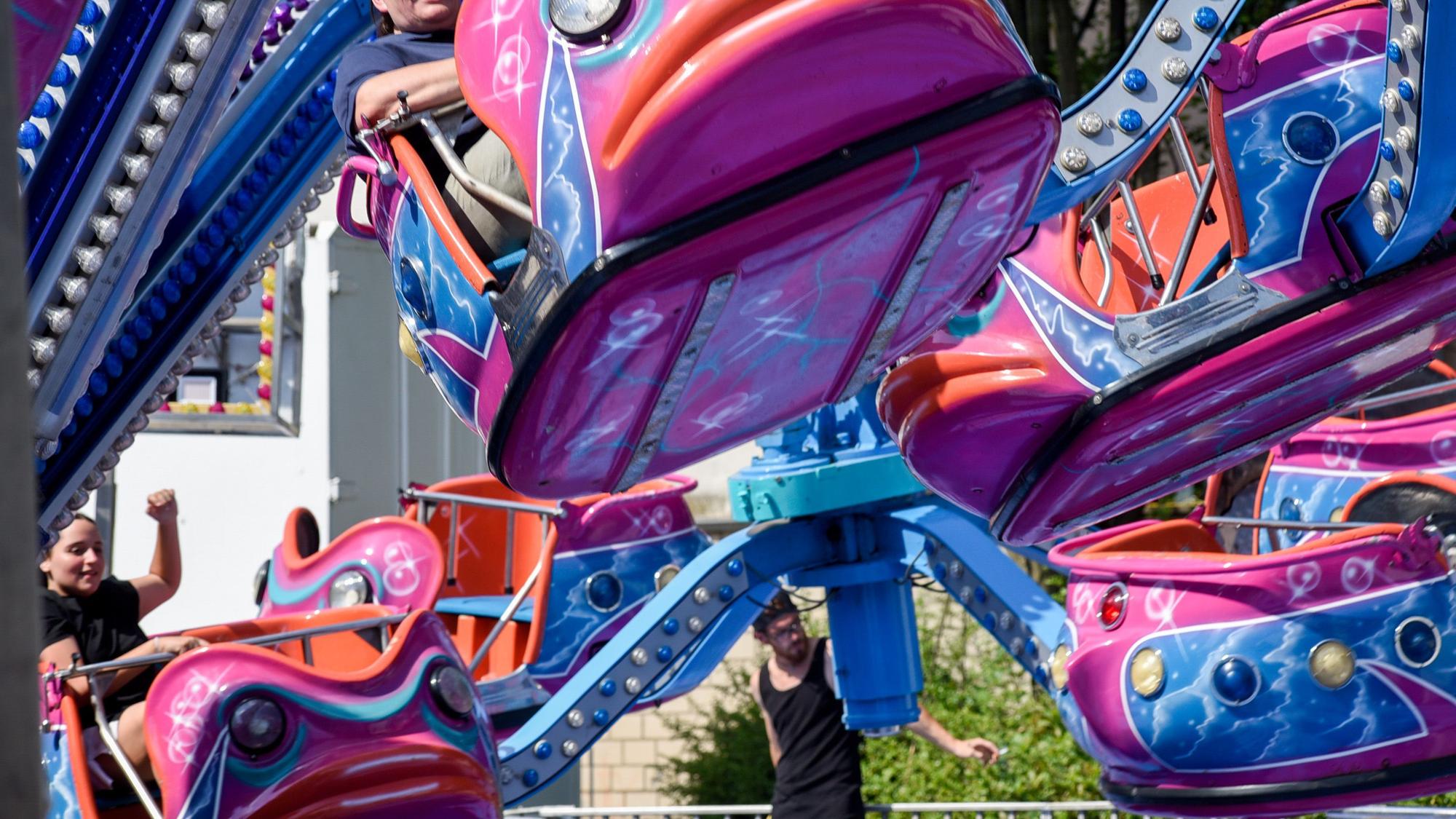 Ein Fahrgeschäft, das nach dem Oktopus benannt ist, dreht die Fahrgäste in alle möglichen Richtungen.