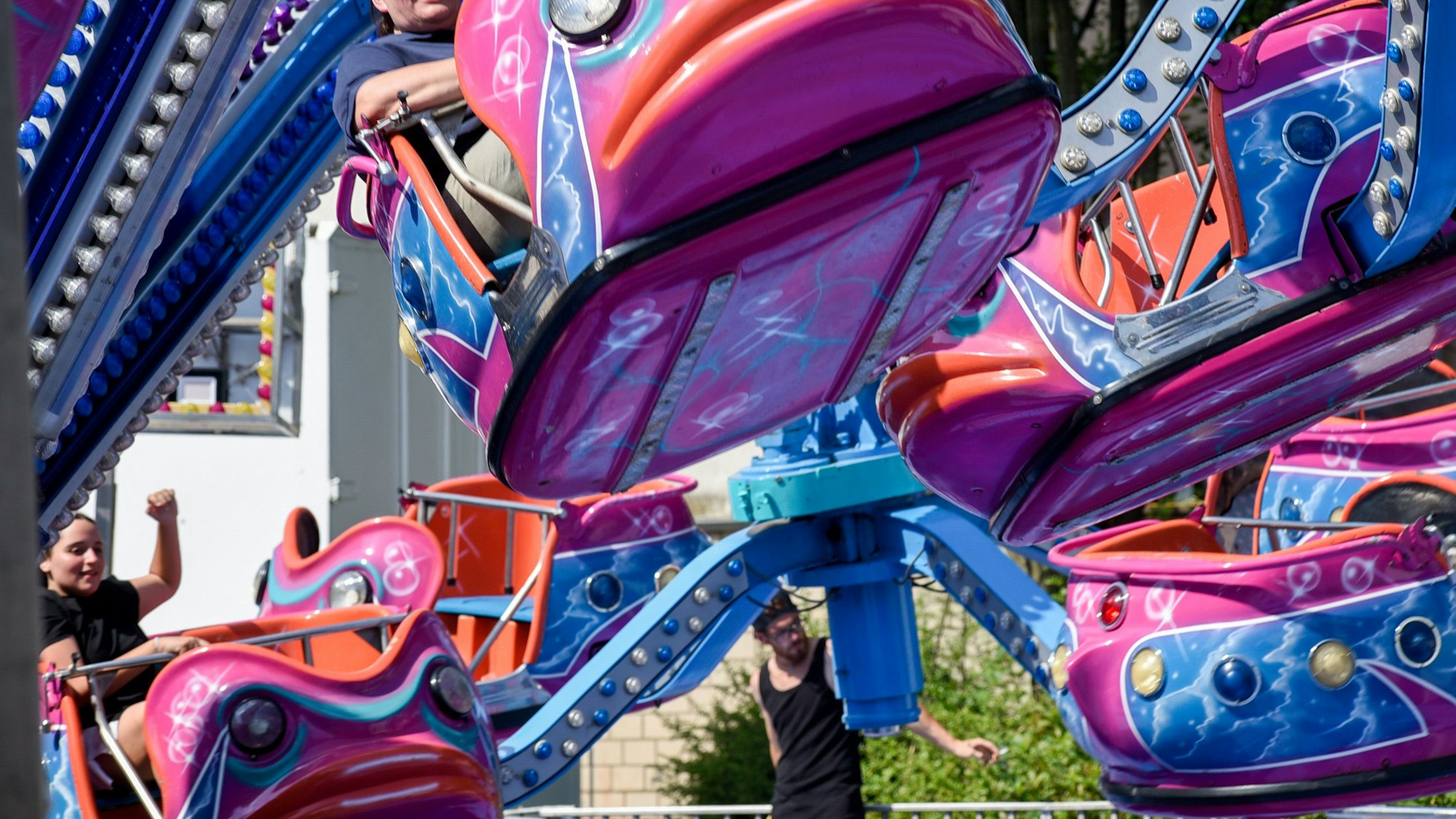 Ein Fahrgeschäft, das nach dem Oktopus benannt ist, dreht die Fahrgäste in alle möglichen Richtungen.