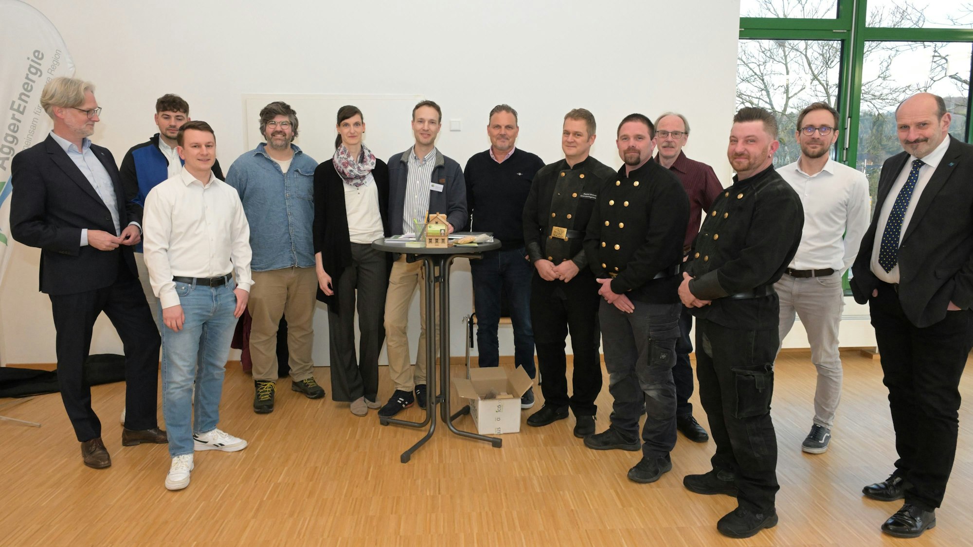 In einer Reihe stehen Vertreter der Verwaltung und Klima-Experten.