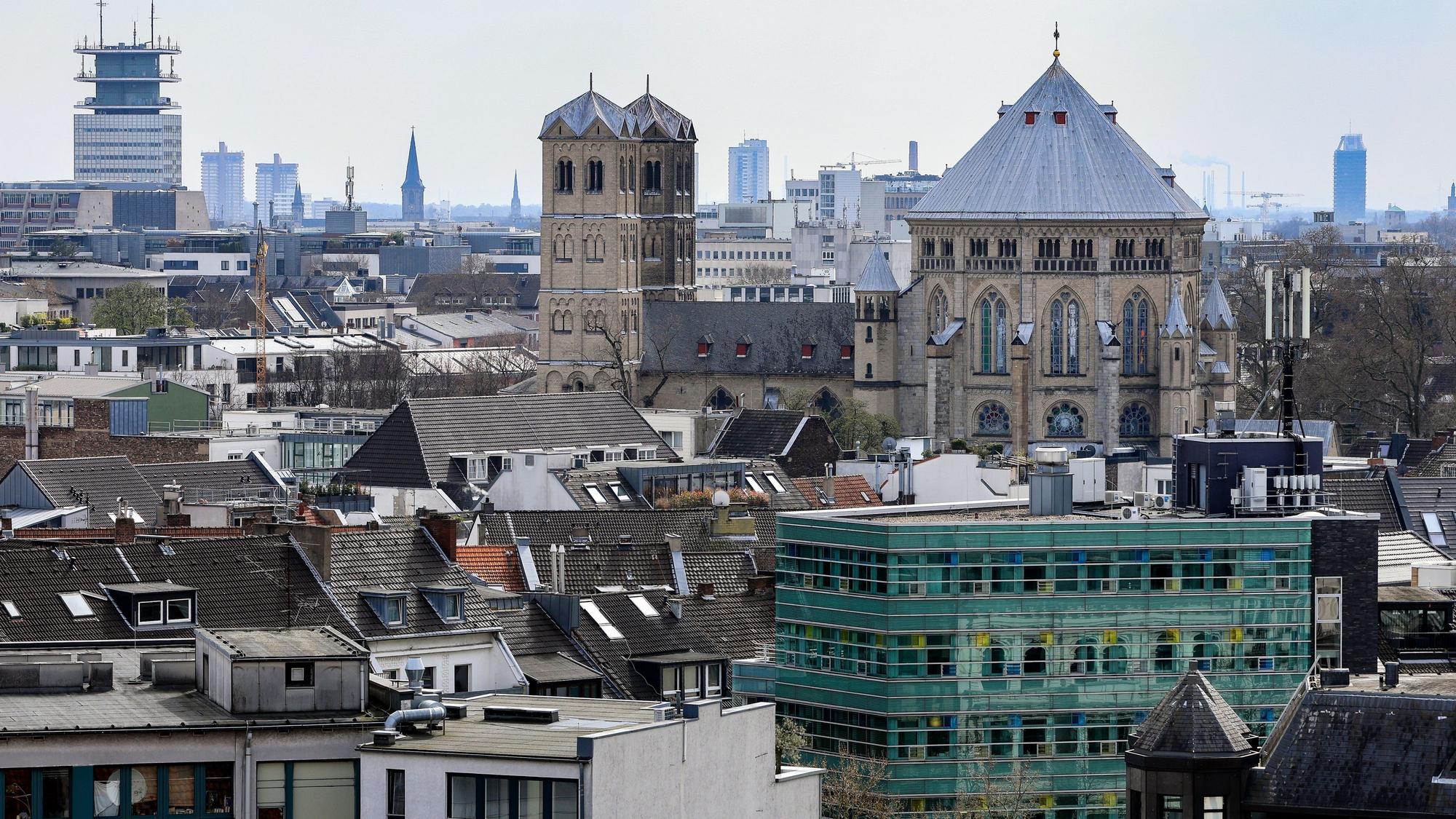 In St. Gereon wird mit Licht und Musik das raumgreifende Fastentuch „Spuren des Feuers“ von Jakob Kirchmayr in Szene gesetzt.