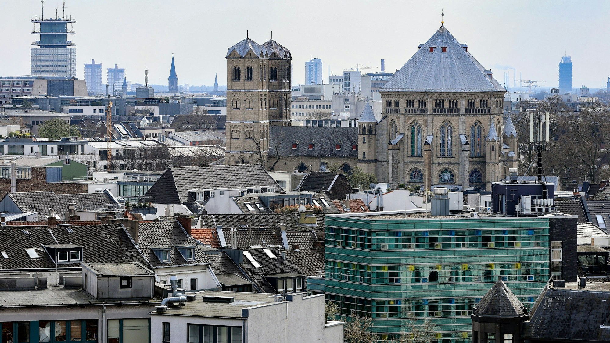 In St. Gereon wird mit Licht und Musik das raumgreifende Fastentuch „Spuren des Feuers“ von Jakob Kirchmayr in Szene gesetzt.