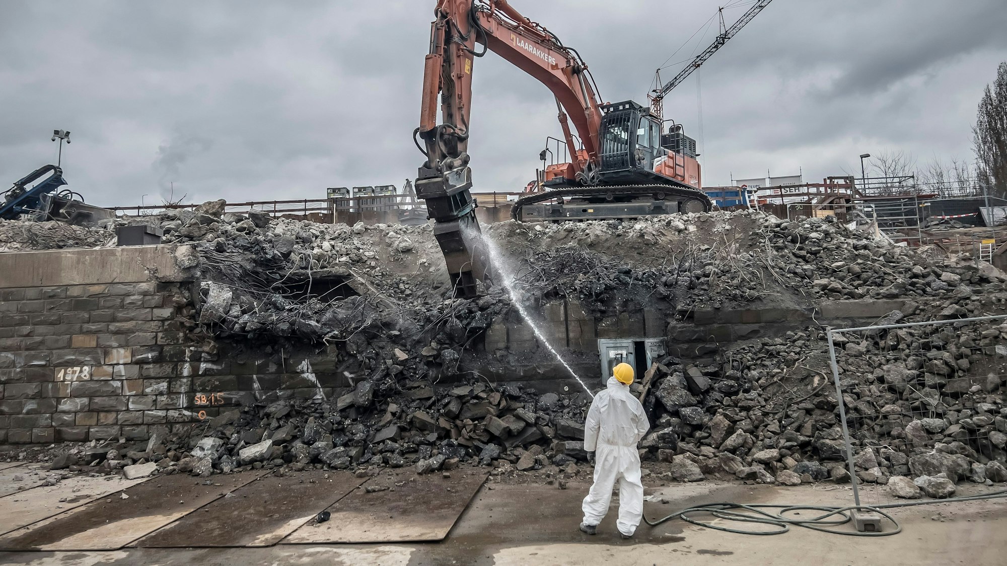 Das leverkusener Widerlager der Autobahnbrücke wird abgebrochen. Foto: Ralf Krieger