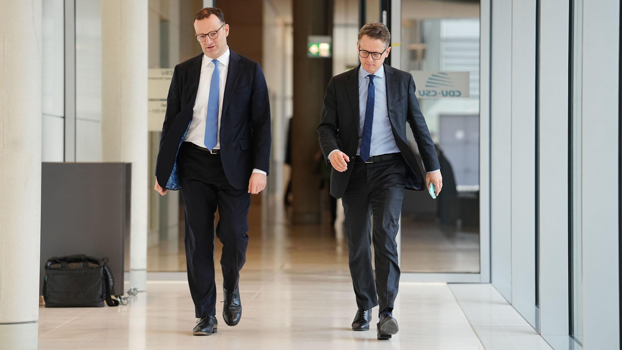 Das Build zeigt Jens Spahn (CDU, l) und Carsten Linnemann, Generalsekretär der CDU, die bei den Koalitionsverhandlungen Teil der Leitung zweier Arbeitsgruppen für ihre Partei sind. Foto: Kay Nietfeld/dpa