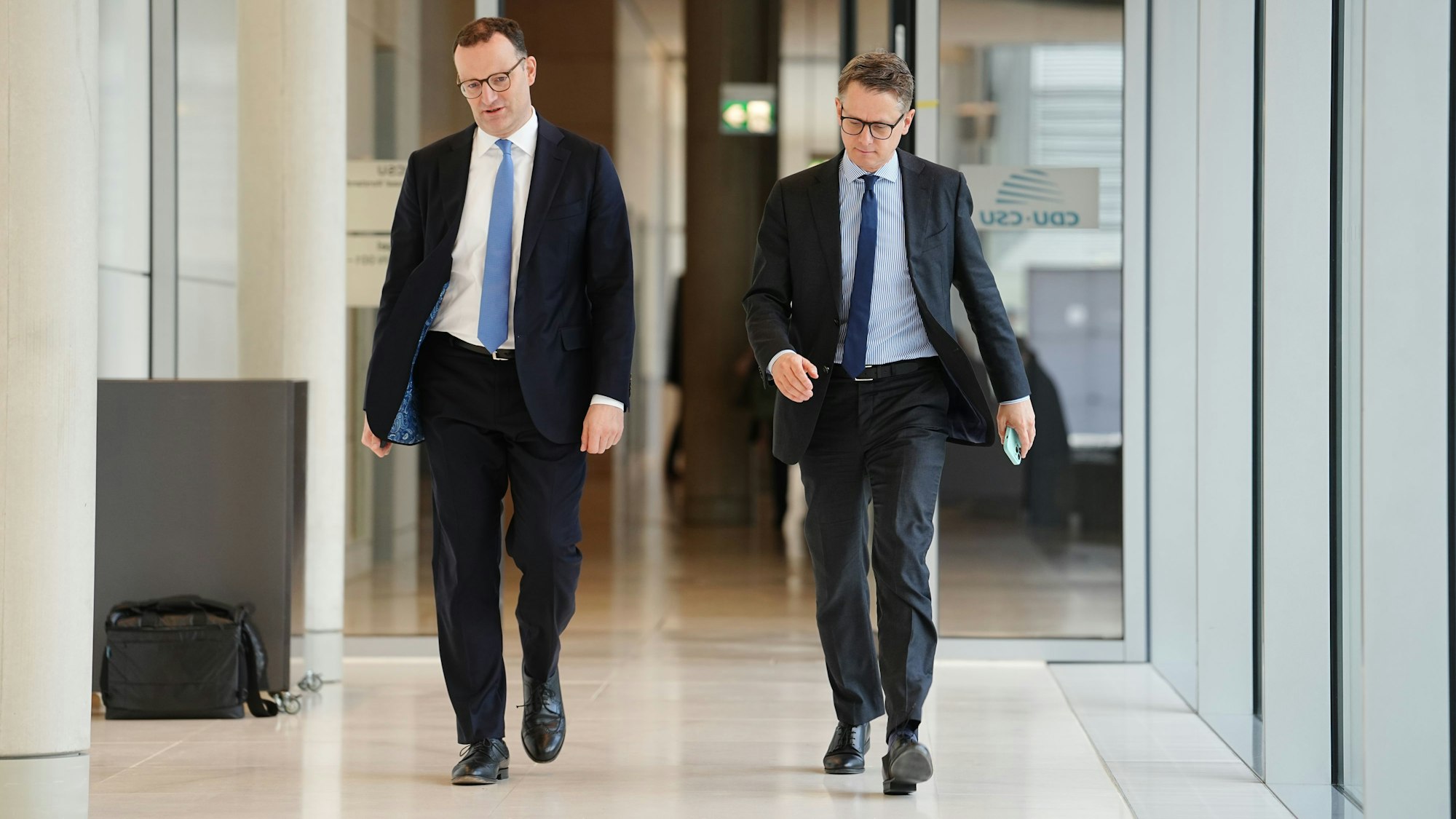 Das Build zeigt Jens Spahn (CDU, l) und Carsten Linnemann, Generalsekretär der CDU, die bei den Koalitionsverhandlungen Teil der Leitung zweier Arbeitsgruppen für ihre Partei sind. Foto: Kay Nietfeld/dpa
