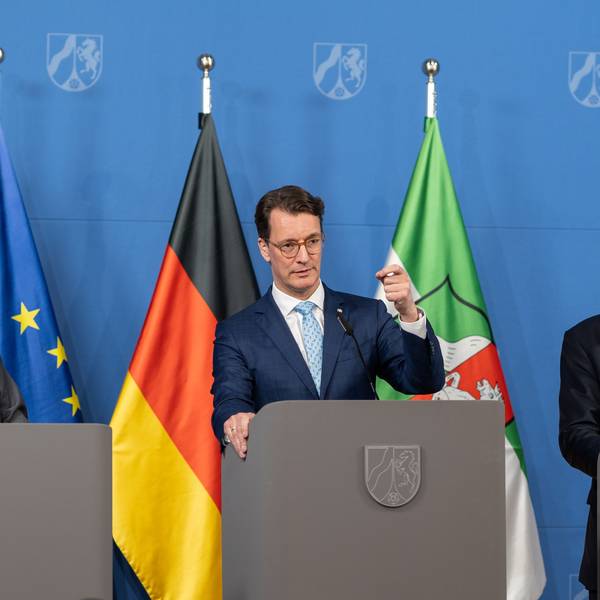 Nach dem Treffen mit Industrievertretern traten Knut Giesler (IG Metall), Ministerpräsident Hendrik Wüst und Arndt Kirchhoff (Unternehmer NRW) vor die Presse.
