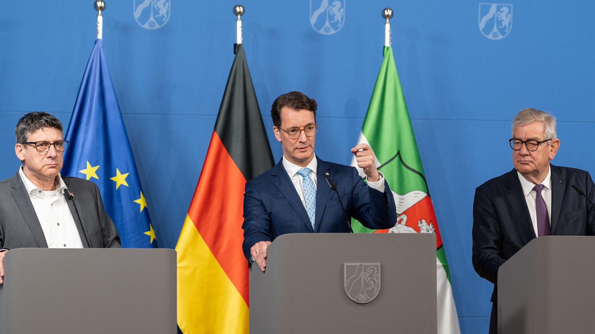 Nach dem Treffen mit Industrievertretern traten Knut Giesler (IG Metall), Ministerpräsident Hendrik Wüst und Arndt Kirchhoff (Unternehmer NRW) vor die Presse.