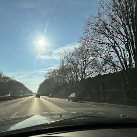 Die Lärmschutzwand an der Autobahn 555 Richtung Godorf ist laut Autobahn GmbH ausreichend.
