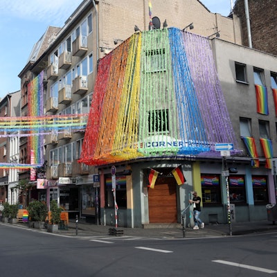 Vorbereitung auf den CSD: Die Schaafenstraße ist bunt. Girlanden in Regenbogenfarbe schmücken die Starße und die Fassaden der Häuser.