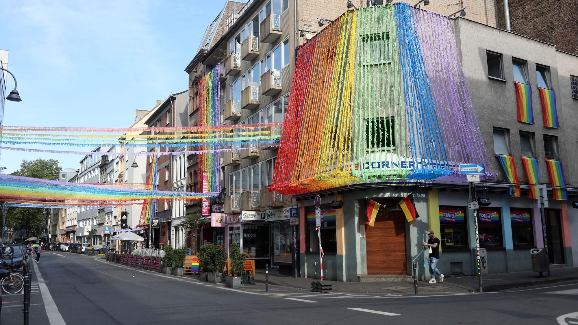 Vorbereitung auf den CSD: Die Schaafenstraße ist bunt. Girlanden in Regenbogenfarbe schmücken die Starße und die Fassaden der Häuser.