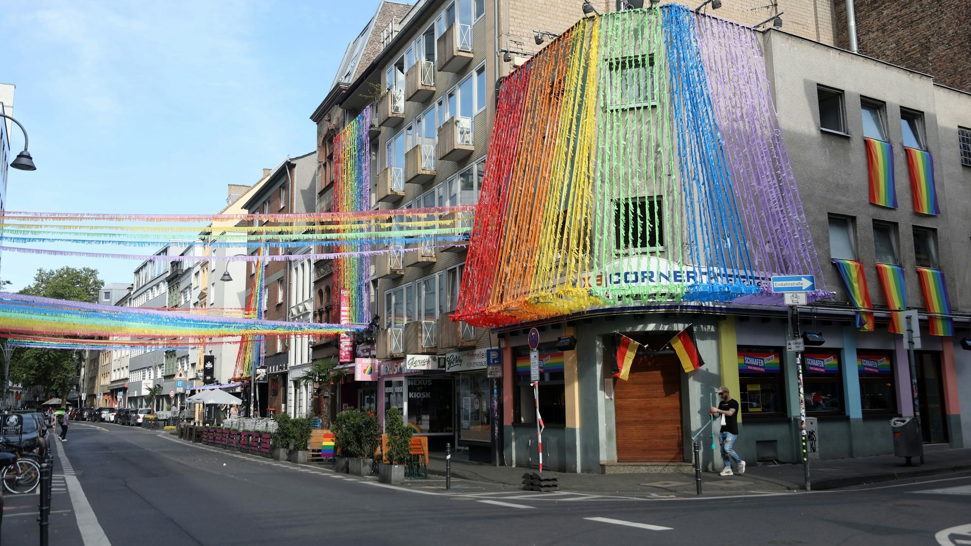 Vorbereitung auf den CSD: Die Schaafenstraße ist bunt. Girlanden in Regenbogenfarbe schmücken die Starße und die Fassaden der Häuser.