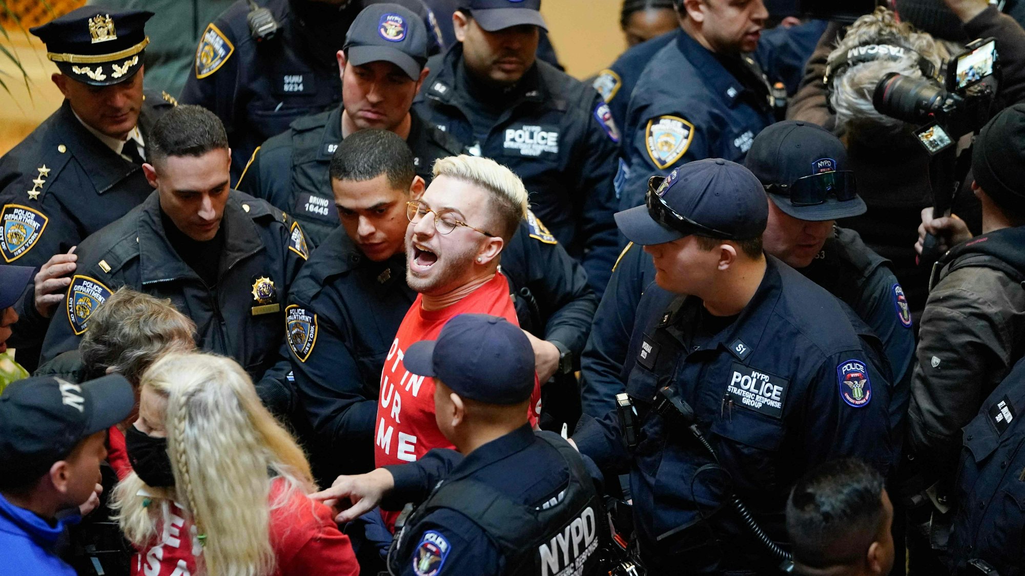 Demonstranten der Menschenrechtsorganisation Jewish Voice for Peace werden von NYPD-Beamten festgehalten, als sie am 13. März 2025 eine Aktion des zivilen Ungehorsams im Trump Tower in New York durchführen.