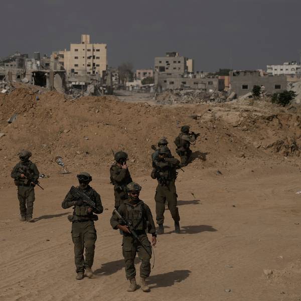 ARCHIV - 13.09.2024, Palästinensische Gebiete, Gaza-Streifen: Israelische Soldaten nehmen während einer Bodenoperation im südlichen Gazastreifen Stellung ein.